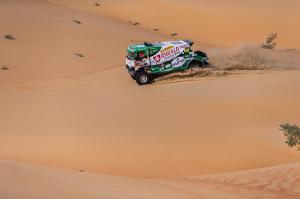 In the penultimate Dakar stage, de Baar attacked the podium again